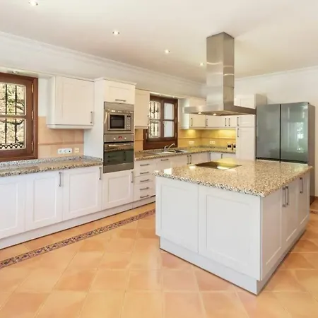 Luxury In With Private Pool Holiday home *